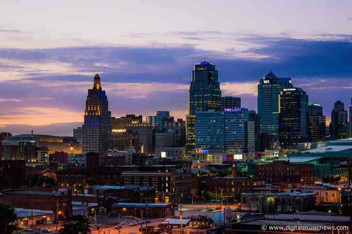 74,000 People Attend Garth Brooks Concert in Kansas City, Only 35 Get On-Site Vaccinations