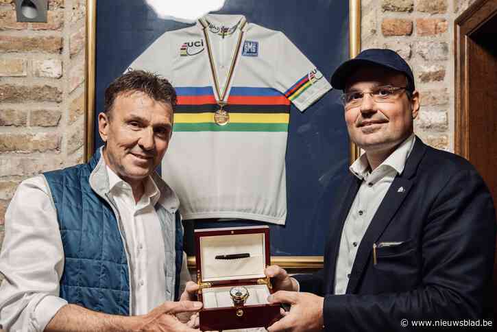 Bijna 90 jaar geleden begon zijn grootvader horloges te maken, nu pikt kleinzoon Wim (48) de draad weer op: “Ik ben altijd blijven dromen van horloges”<BR />