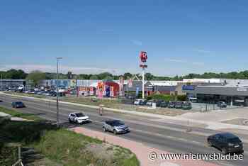 Gemeenteraad schept orde in zone Schilmart: gemeenschappelijke parking voor retailers en groepswonen