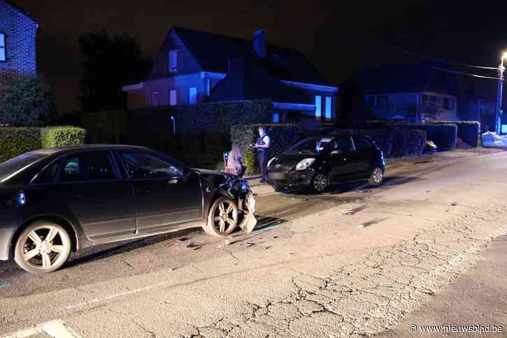 Eerst geparkeerd voertuig geramd, daarna botsing met tegenligger<BR />