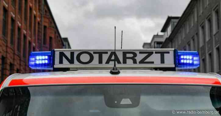 Mädchen tritt gegen Glastür: lebensgefährliche Schnittwunde