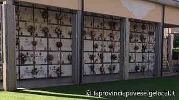 Cimitero con un prato di erba sintetica - La Provincia Pavese