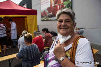 Besuch bei einer Impfaktion in Giengen: Warum sich manche Menschen lieber auf einem Supermarkt-Parkplatz impfen lassen - Heidenheimer Zeitung