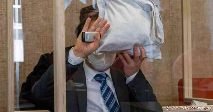 Polizist kniet auf Mann: Angeklagter bestreitet Angriff