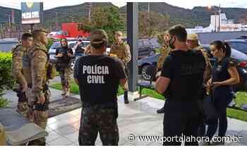 Polícias Civil e Militar estouram ponto de tráfico em Imbituba, capturam fugitivo da UPA, apreendem drogas e prendem mais 4 suspeitos - Portal AHora