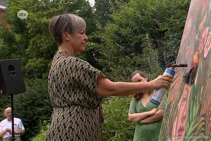 Kunstenares steekt eigen werk in brand in tuin van de kathedraal