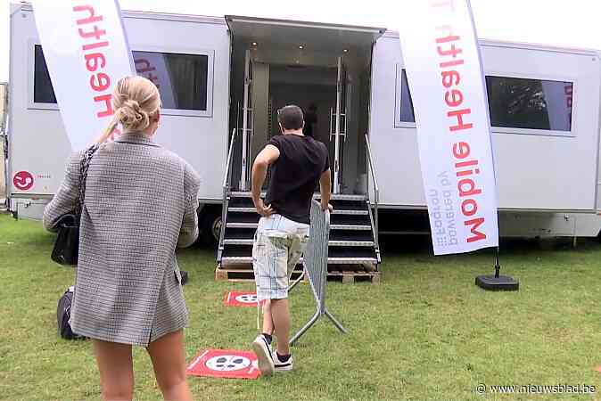 Mobiel testcentrum: bezoekers betalen desnoods extra test om te kunnen feesten