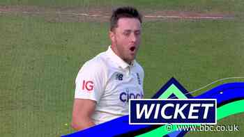 England v India: Virat Kohli edges Ollie Robinson to Joe Root for 42