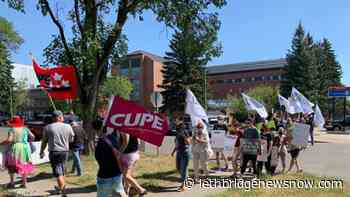 Nurses protest proposed wage cuts outside Chinook Regional Hospital - Lethbridge News Now