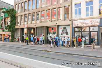 Rijen bij pop-upvaccinatiedorp in Carnotstraat