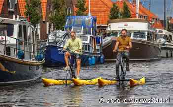 Damon Heeres uit Hieslum introduceerde de snelle waterfiets: 'Omvallen is onmogelijk. Het is net een catamaran' - Sneeker Nieuwsblad