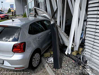 80-Jährige fährt in Bürogebäude
