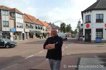 BLIJVEN PLAKKEN “Den Driehoek met zijn feestzaal, dancing en cafeetjes bruiste van het uitgaansleven”