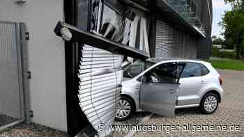 Unfall am Kreisverkehr: Auto kracht in Dornstadt in Bürogebäude