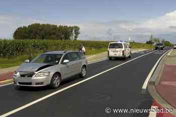 Flinke schade bij kop-staartbotsing op Zottegemsesteenweg (Zwalm) - Het Nieuwsblad