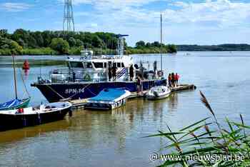 Bootje zinkt aan aanlegsteiger Buitenland