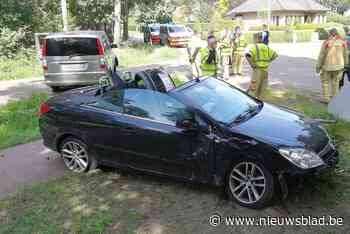 Vrouw gewond bij botsing op kruispunt
