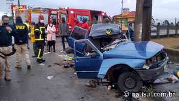 Homem fica em estado grave após bater carro contra poste em Imbituba - Notisul