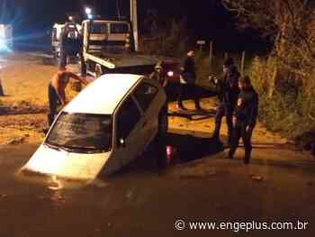 Motorista morre após veículo cair no rio Sambaqui em Imbituba - Engeplus