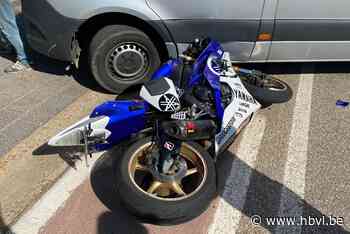 Motorrijder gewond bij botsing met kerende bestelwagen op Visésteenweg in Zichen - Het Belang van Limburg