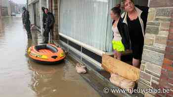 Ronddobberen op ondergelopen straten in Riemst - Het Nieuwsblad