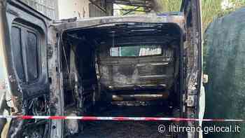 Distrutto dal fuoco il furgone utilizzato a Prato per la consegna dei generi alimentari - Il Tirreno