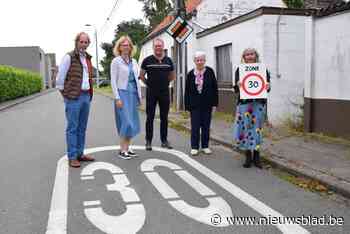 Straat kreunt onder te snel en te zwaar verkeer: “Je hebt schrik om je voordeur open te doen, ik kreeg zelfs eens de spiegel van een bus tegen mijn hoofd”
