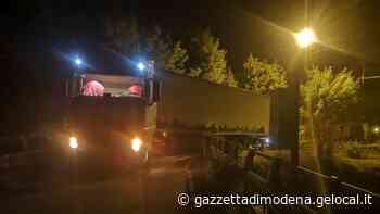 Modena. Tir resta incastrato nel ponte di strada Gherbella - La Gazzetta di Modena