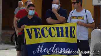 Modena. A San Martino in Rio l’addio a Salvatore con un cuscino di rose gialloblù - La Gazzetta di Modena