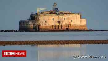 Family group rescued from St Helens Fort walk - BBC News