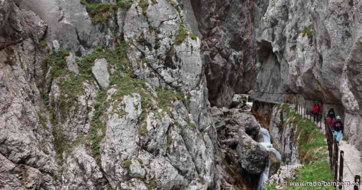 Suche nach Vermissten nach Flutwelle in Höllentalklamm
