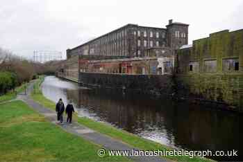 Pendle: Driver rescued by firefighters after driving into canal