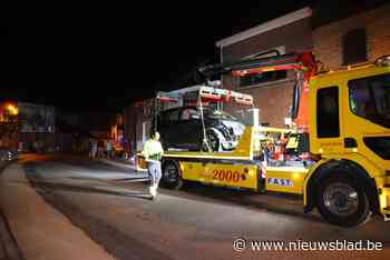 Auto belandt op zijkant: chauffeur lichtgewond (Niel) - Het Nieuwsblad