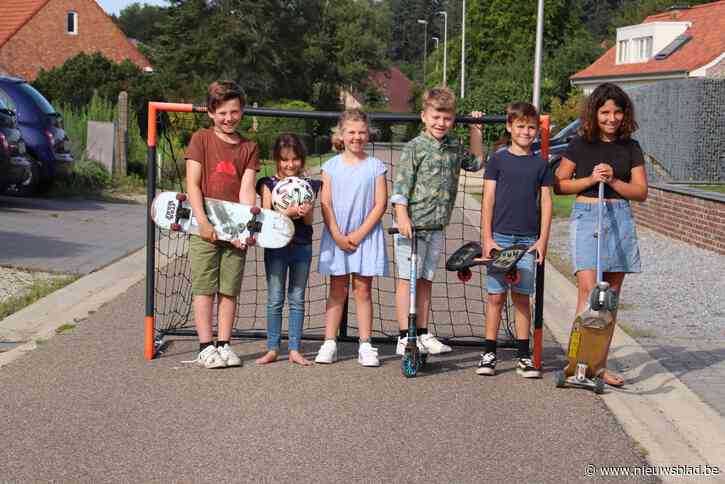 Kinderen Kortestraat skaten, steppen en voetballen op straat