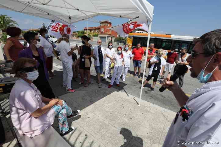 Des soignants se sont rassemblés devant l'Archet à Nice pour protester contre l'obligation vaccinale et l'instauration du pass sanitaire