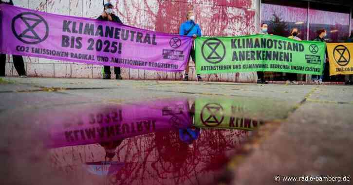 Sitzblockaden und Kunstblut: Umweltschützern protestieren