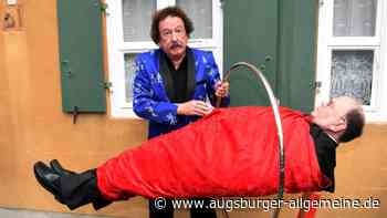 Zauberer Hardy lässt Bischof Bertram Meier in der Fuggerei schweben - Augsburger Allgemeine