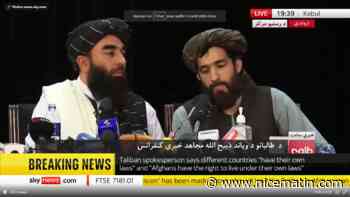 En Afghanistan, les femmes devront porter un voile mais pas la burqa, assurent les dirigeants talibans