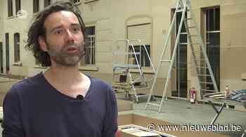 Antwerpse kunstenaar laat zijn straat volledig nabouwen in karton