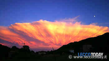 Il tramonto colora di rosso la coda del temporale: la vista dal Lecchese è spettacolare - LeccoToday