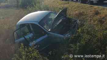 Auto finisce fuori strada e si ribalta in un prato a Carrù - La Stampa