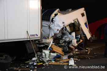 Bestuurder van mobilhome overleeft zware klap op E34 niet - Het Nieuwsblad