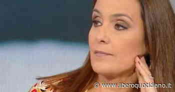 Estate in diretta, Roberta Capua in imbarazzo. "I tradimenti, gli americani e tuo marito", Cecchi Paone fa calare il gelo in studio - Liberoquotidiano.it