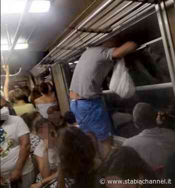 Circumvesuviana, ancora caos e disagi. Treno fermo in galleria, i passeggeri cercano refrigerio dai finestrini - StabiaChannel.it
