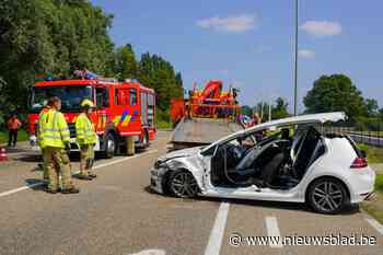 33-jarige Beringenaar zwaargewond door brandweer uit auto bevrijd - Het Nieuwsblad