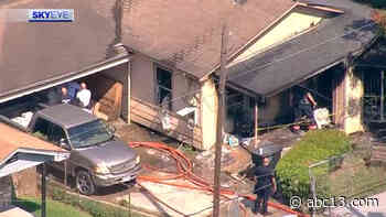 Man dies after firefighters pull him out of burning north Houston home - KTRK-TV