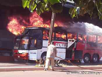 Incendio consumió un bus de transporte público en Edelira - ABC Color