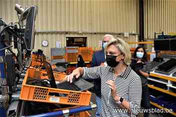 Minister Hilde Crevits bezoekt Mechels bedrijf dat laptops en tablets nieuw leven geeft