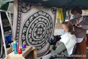 Juf Elsje verwent bewoners Trooz met mobiel kapsalon