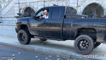 Man surrenders after claiming to have bomb near U.S. Capitol | LIVE